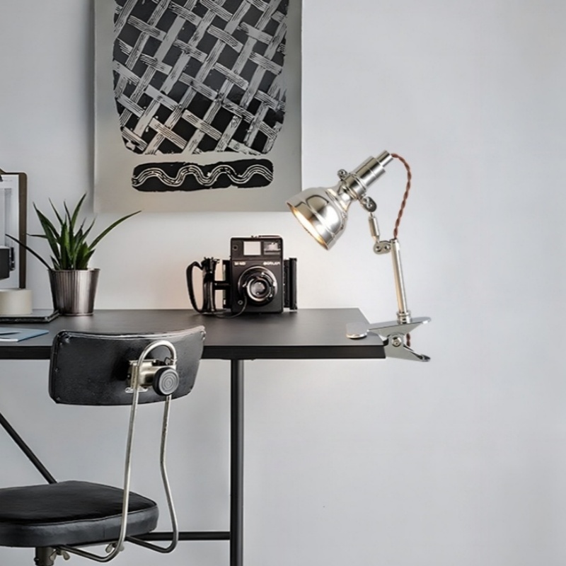 Home Office In Uk - Industrielle Clip-On-Leseleuchte aus Aluminium im modernen